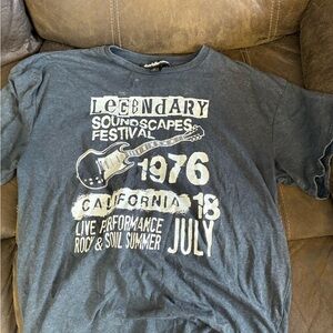 Charlotte Russe Men's Gray Graphic T-Shirt